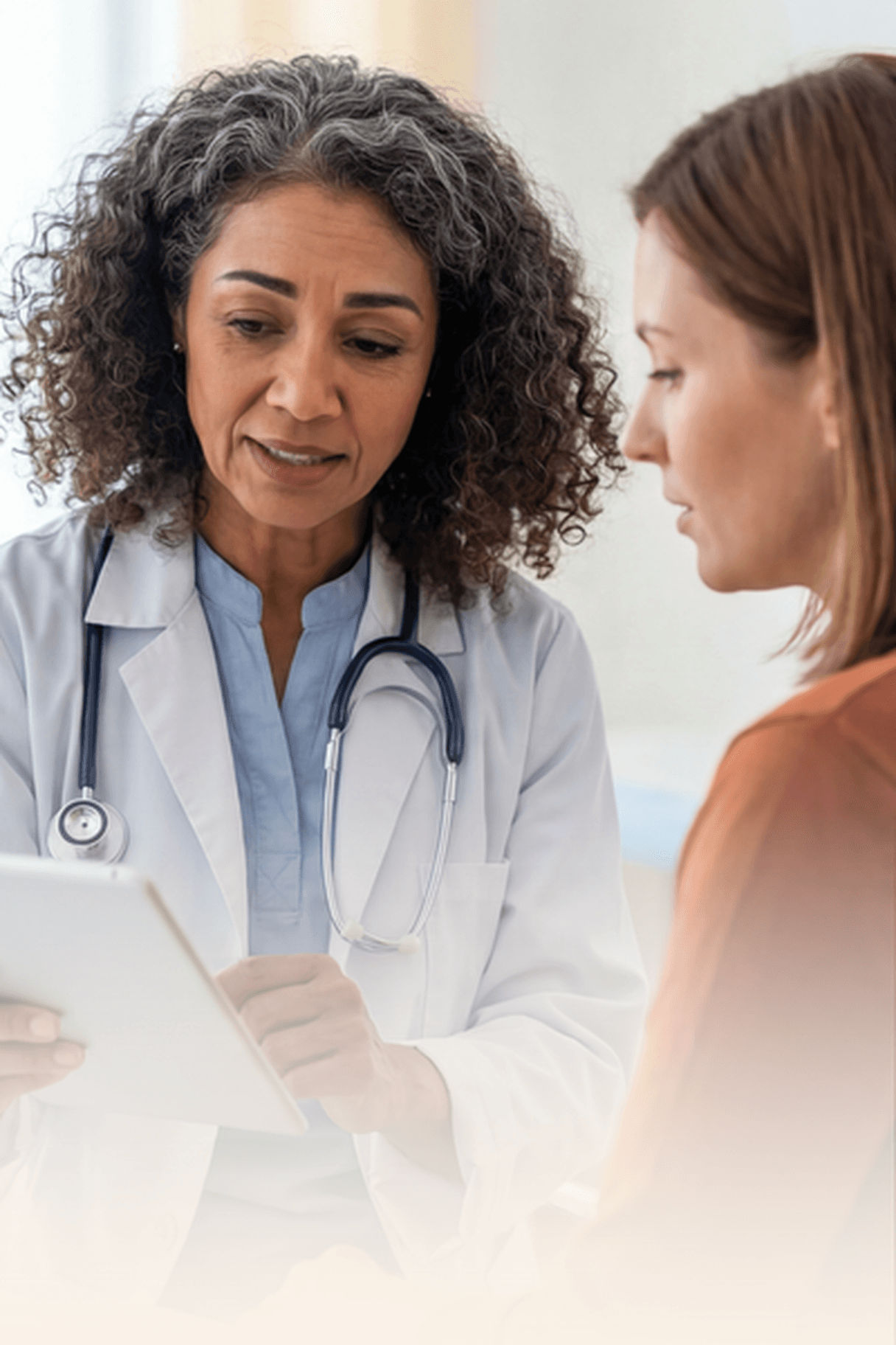 Patientin im Gespräch mit einer Ärztin